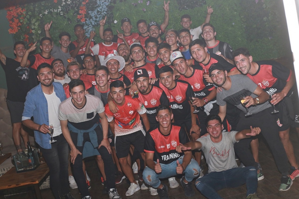 El plantel sigui&oacute; de festejo en Astor. Ph: Adri&aacute;n Monod.