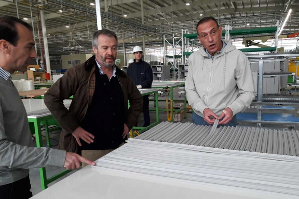 El diputado Arrieta recorri&oacute; la planta de Samsung ubicada en el Parque Industrial Ca&ntilde;uelas. 