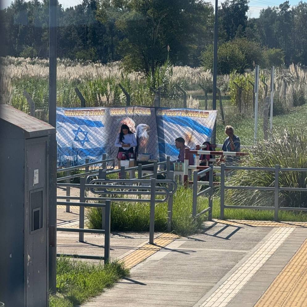 El grupo de activistas se ubico en uno de los ingresos al centro de salud.