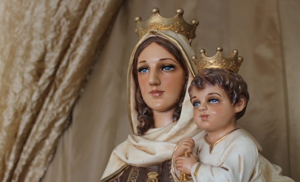 Escultura de la Virgen Del Carmen, patrona de Ca&ntilde;uelas.
