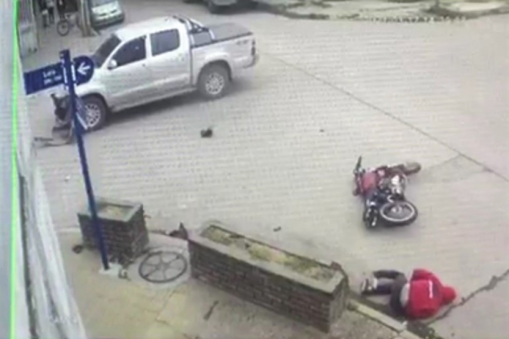 Hofftoter herido sobre el asfalto, segundos despu&eacute;s del choque. 