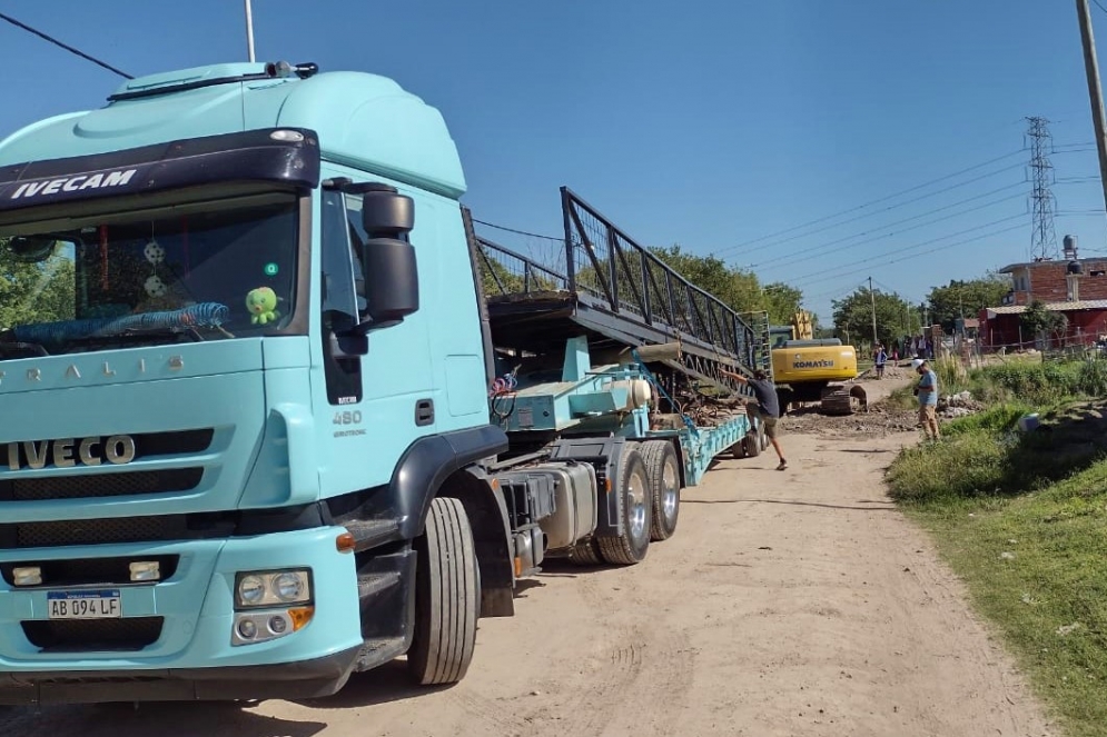 La pasarela sobre el cami&oacute;n y una excavadora de fondo, comenzando a preparar el cruce.