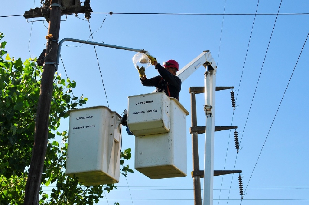 Un equipo de municipales realiz&oacute; arreglos de luces en Los Frenos III