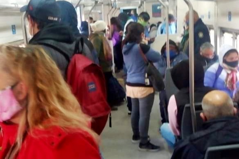 Incluso parece verse un efectivo de la polic&iacute;a viajando parado.