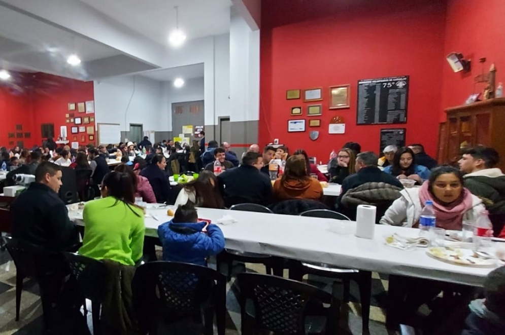 La cena fue en el cuartel de bomberos.