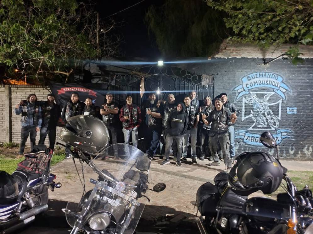 Los motoqueros en la puerta del motoclub.