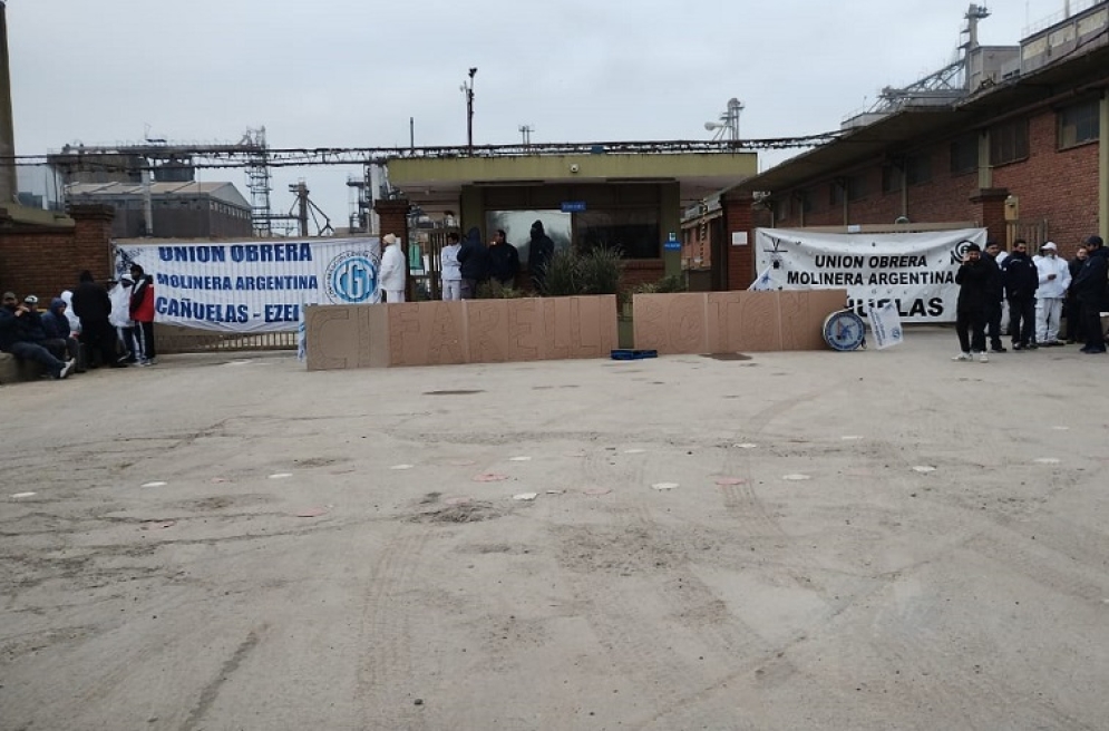 Los trabajadores en la puerta de Molino Ca&ntilde;uelas.