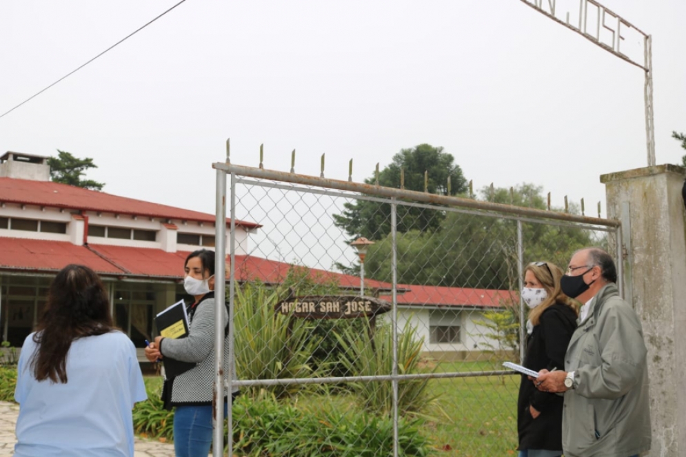 R&iacute;os, Pen&eacute; y Da Fonseca ingresando al asilo "San Jos&eacute;".