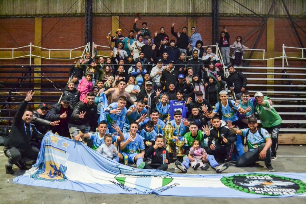 El plantel y la gente que los acompa&ntilde;&oacute; en la final.
