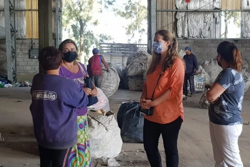 Blasco junto a las concejalas Rolandelli y Corbal&aacute;n recorriendo el Ecopunto. 