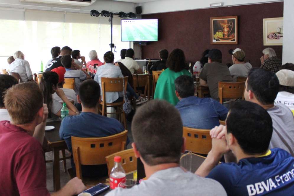 F&uacute;tbol Codificado: Volvieron las imagenes de otros tiempos a los bares