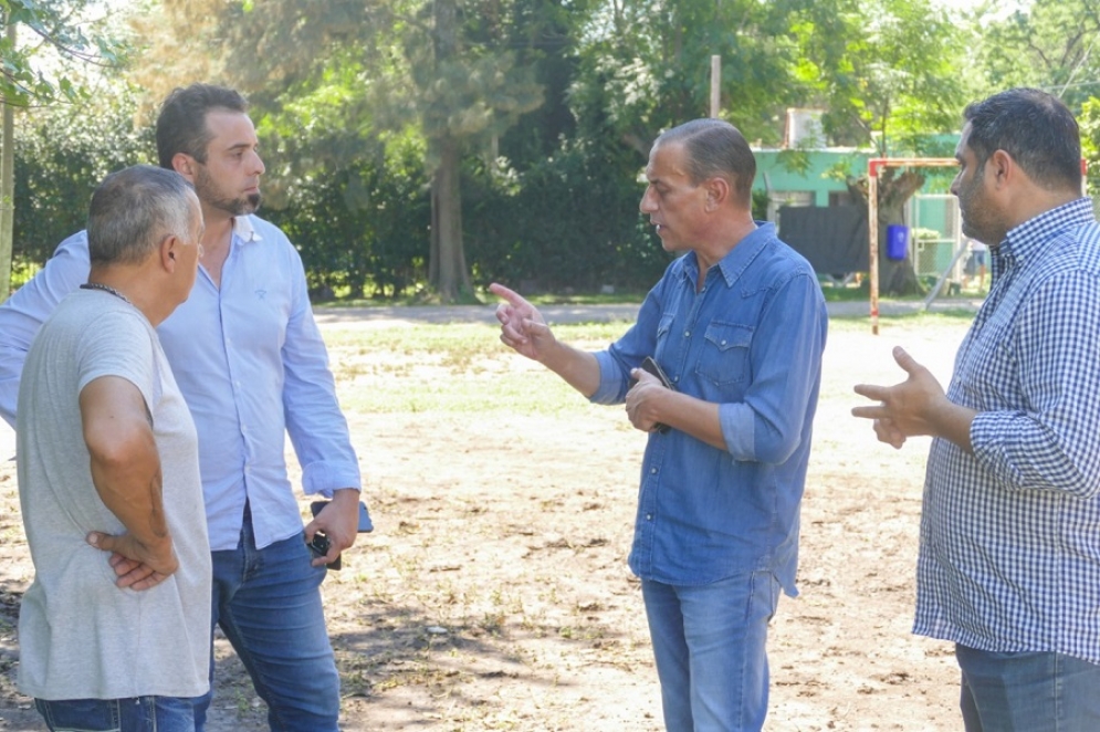 Arrieta hablando con los vecinos del corredor de la Ruta 3.