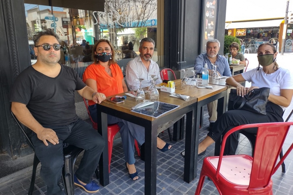 Arietto (derecha) junto al dirigente de Juntos por el Cambio, Gustavo Ferragut y los concejales &Aacute;lvarez, Blasco y el consejero escolar, Marcelo Sabino.