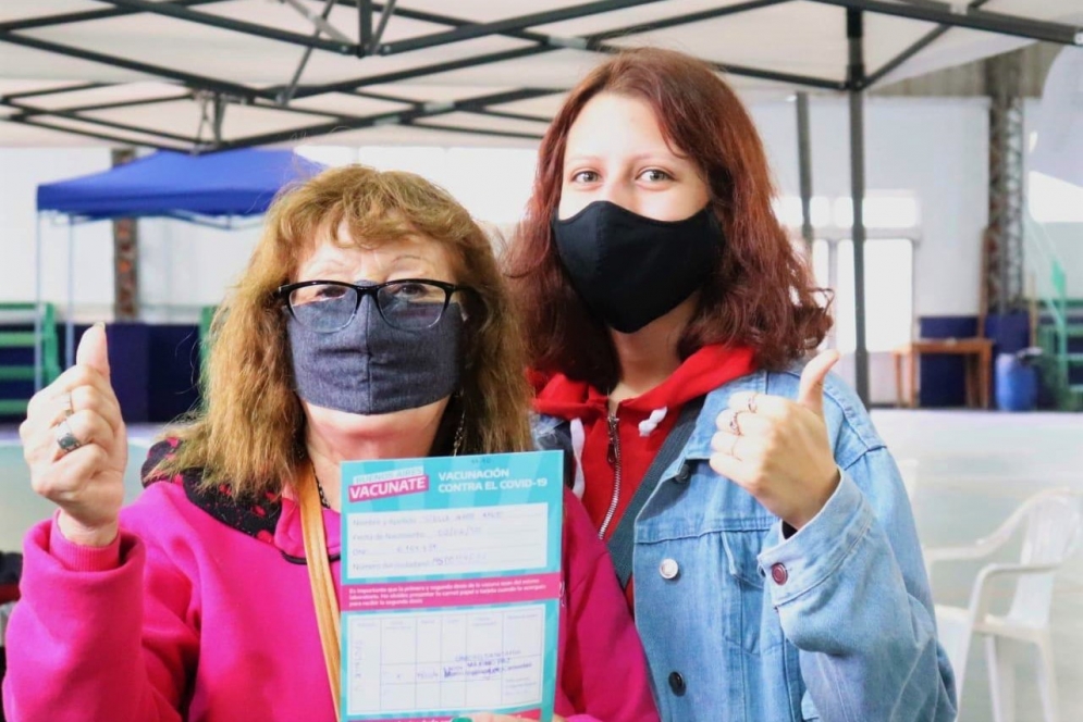 Una ca&ntilde;uelense, con el certificado del "VacunatePBA".