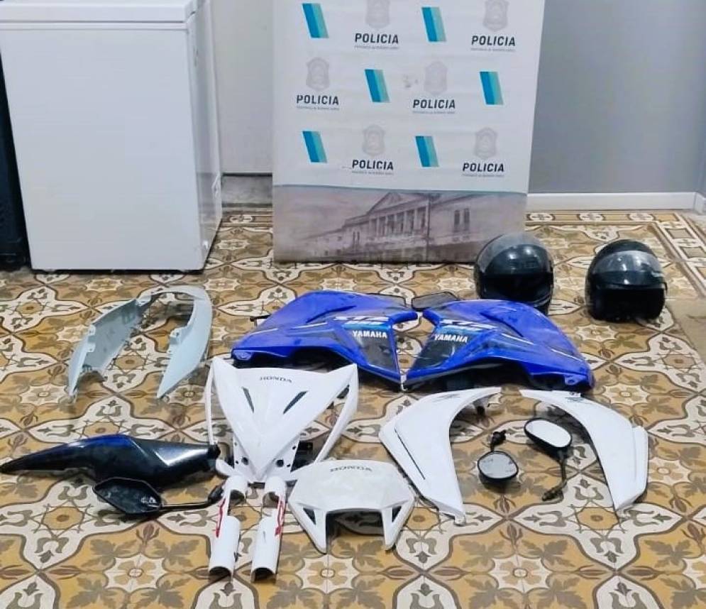 Los pl&aacute;sticos de la moto abandonada por los delincuentes en el intento de asalto.