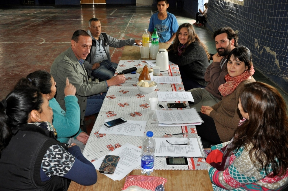 Arrieta conversando con los vecinos.