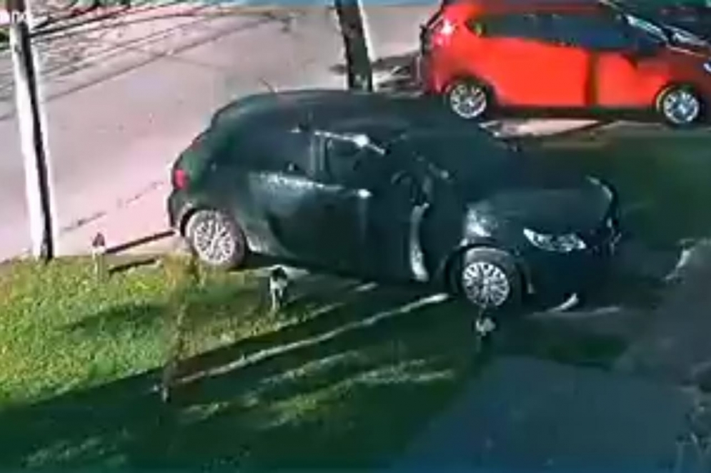  "Me avis&oacute; la vecina que manguere&eacute; el auto porque se hab&iacute;a roto un ca&ntilde;o y estaba lleno de mierda", cont&oacute; el due&ntilde;o del coche.