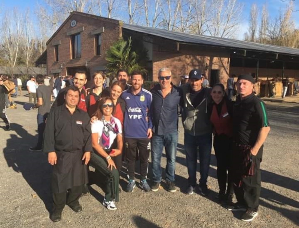 Ca&ntilde;uelenses con Messi: experiencia inolvidable