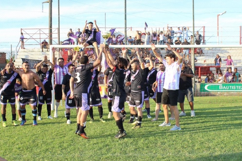 Villa Mar&iacute;a festejando el titulo junto con sus hinchas. 