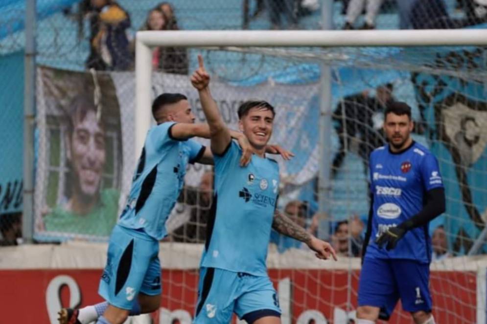 Con esta foto en sus redes, Temperley anunci&oacute; la adquisici&oacute;n del delantero y detalles de la negociaci&oacute;n. Desde CFC se extralimitaron al dar precisiones.