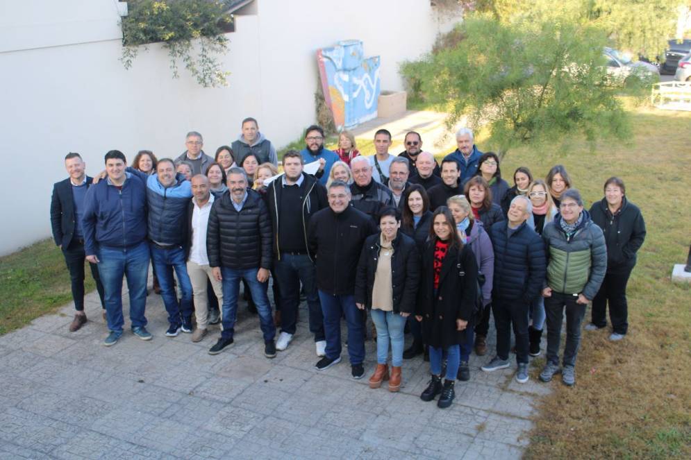 &Aacute;lvarez junto a todos los dirigentes de Juntos que respaldan su intenci&oacute;n de llegar a la intendencia. 