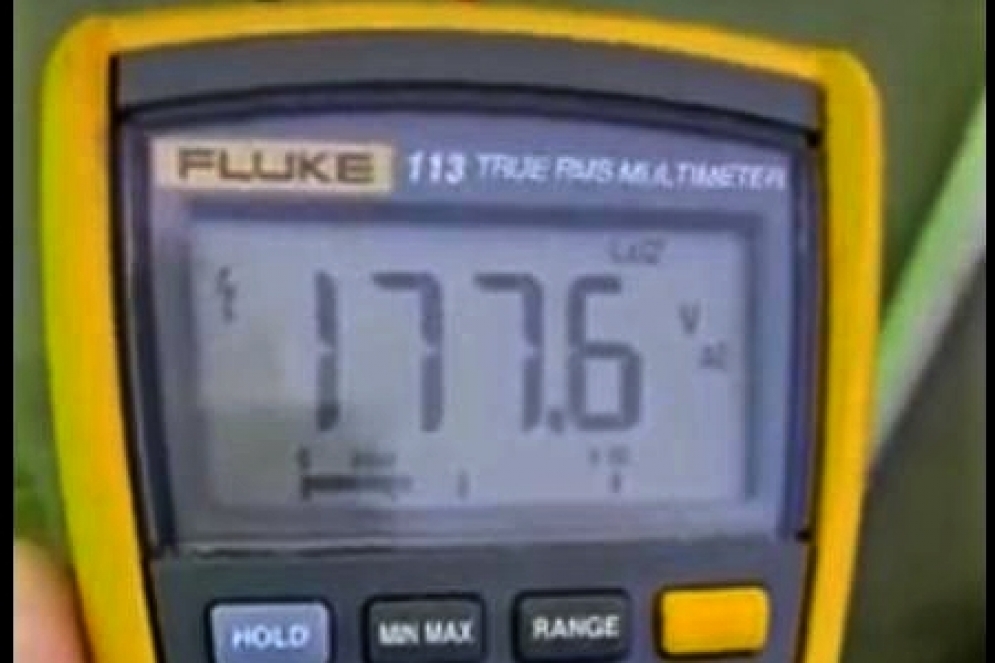 El mult&iacute;metro tester marcando la tensi&oacute;n de la linea de entrada a una vivienda. 