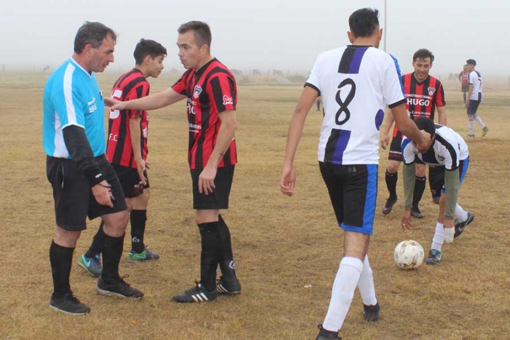 Nuevamente vuelve a rodar la  pelota. 