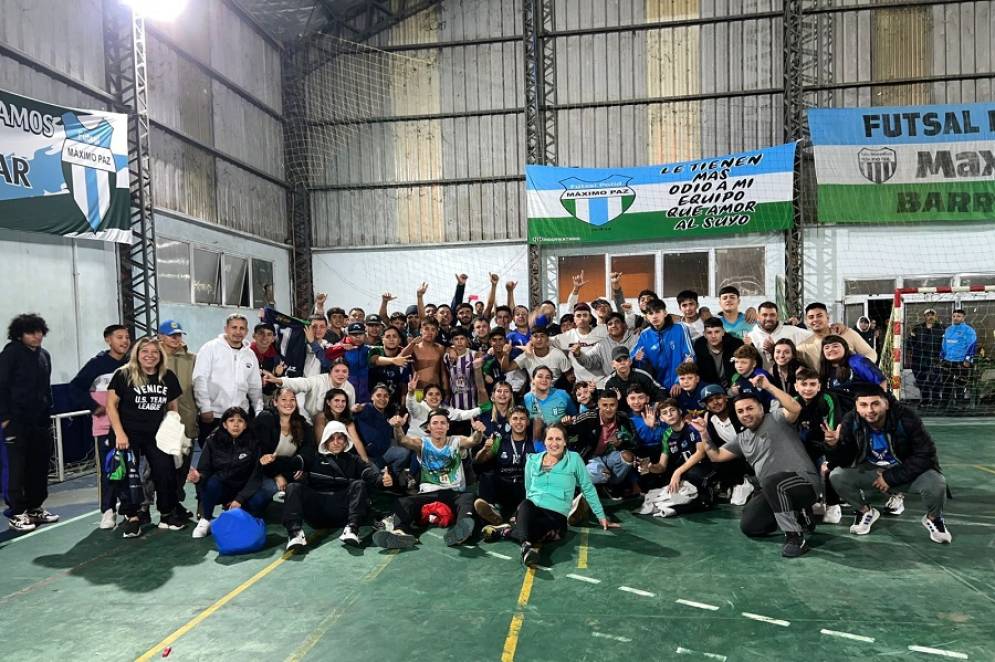 El equipo de Futsal de M&aacute;ximo Paz festej&oacute; con toda su gente.