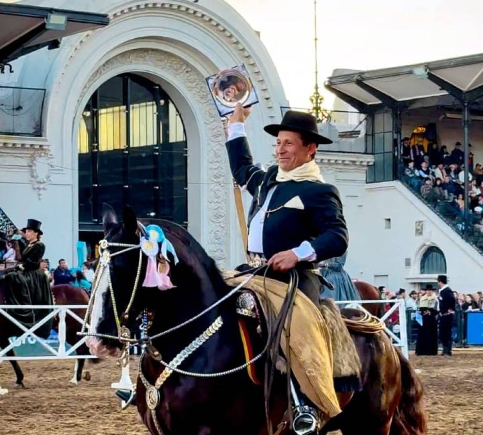 Urbisaia exhibiendo uno de los tres premios logrados. 