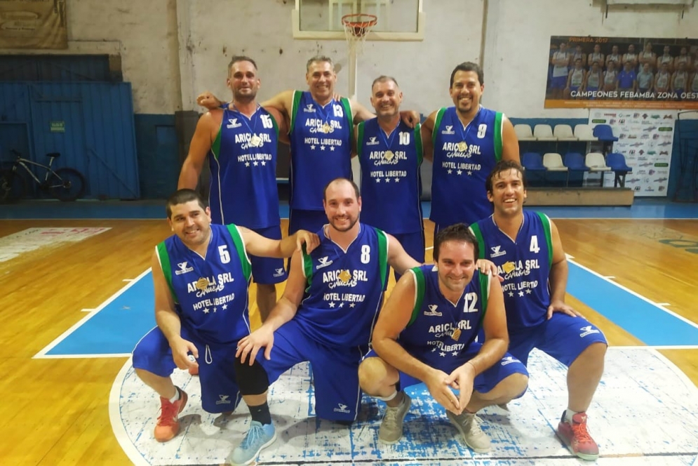 Los eternos rivales se fusionaron para campeonar en un torneo de b&aacute;squet