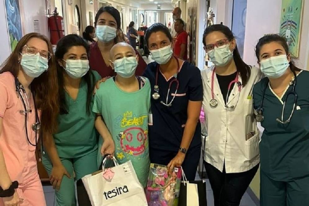 Mia acompa&ntilde;ada por el cuerpo de profesionales.