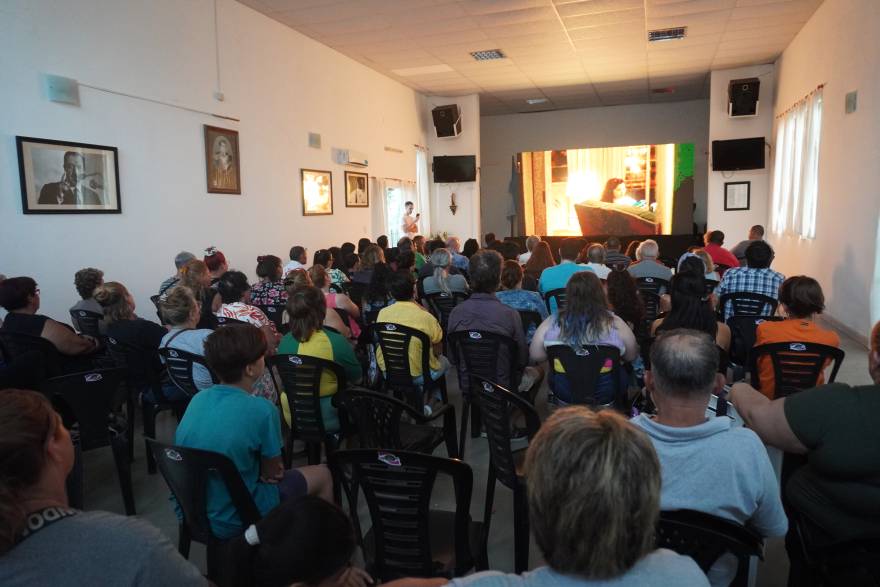 La actividad comenz&oacute; a las 18 horas.