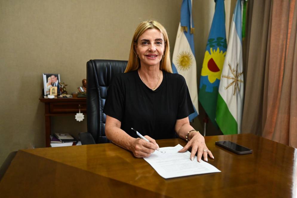 Marisa Fassi firm&oacute; este viernes un decreto para la entrega de un Bono de $100.000.