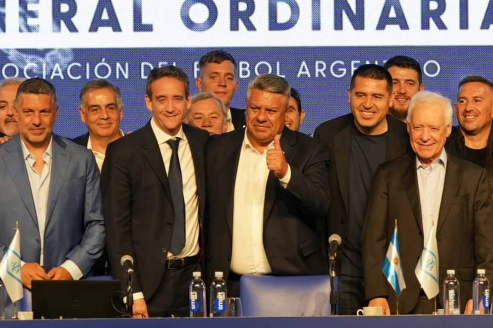 Garz&oacute;n (1ero de la izq.) junto a Tapia, Riquelme y el resto de&nbsp;la&nbsp;dirigencia.