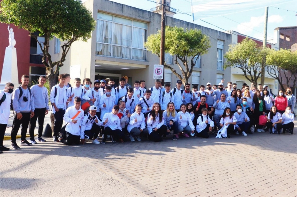 La comitiva de Ca&ntilde;uelas en la Plaza San Mart&iacute;n, el jueves por la ma&ntilde;ana, a punto de viajar a Mar del Plata.