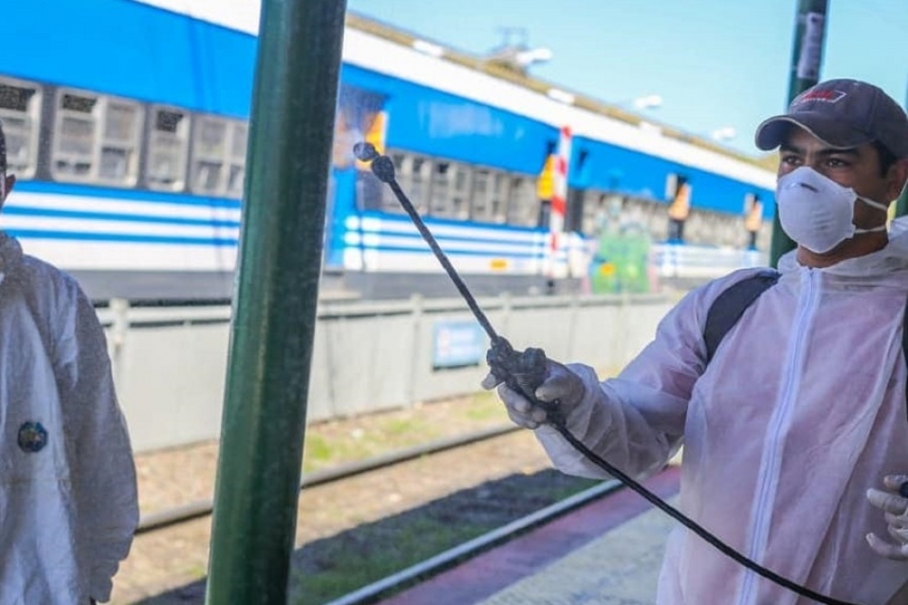 Un trabajador realizando la desinfecci&oacute;n de la Estaci&oacute;n de trenes.