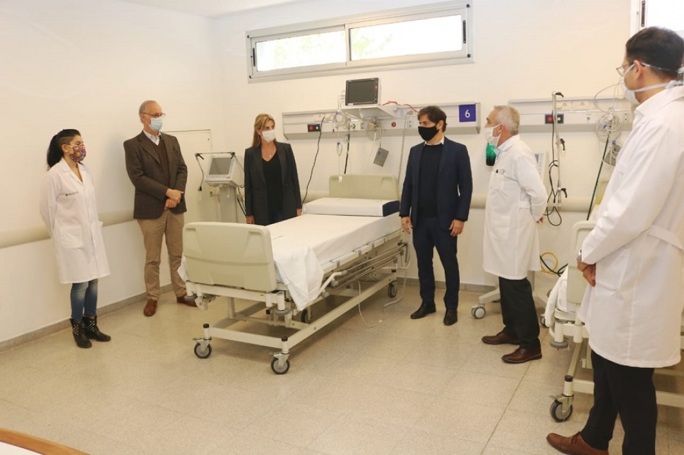 Los funcionarios recorriendo una de las salas del Hospital Regional. 