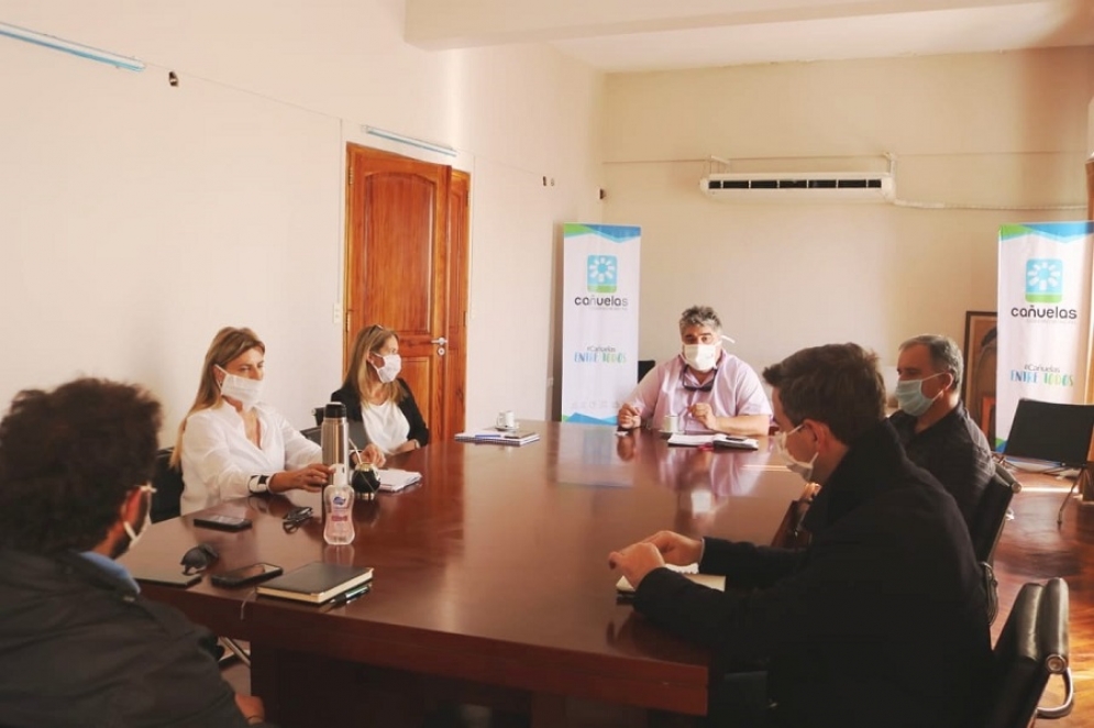 La intendenta Fassi junto a funcionarios y dirigentes de la C&aacute;mara de Comercio. 