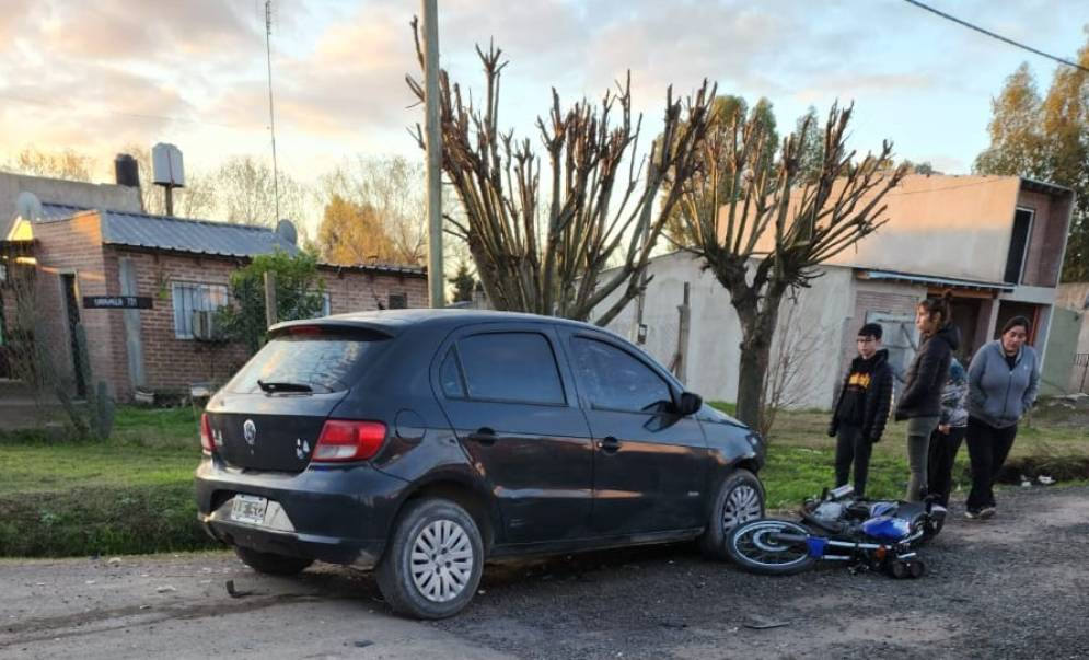 El Volkswagen Gol Trend y la moto Honda colisionaron en la esquina de Mercante y Garavaglia, en el B Guzzetti.
