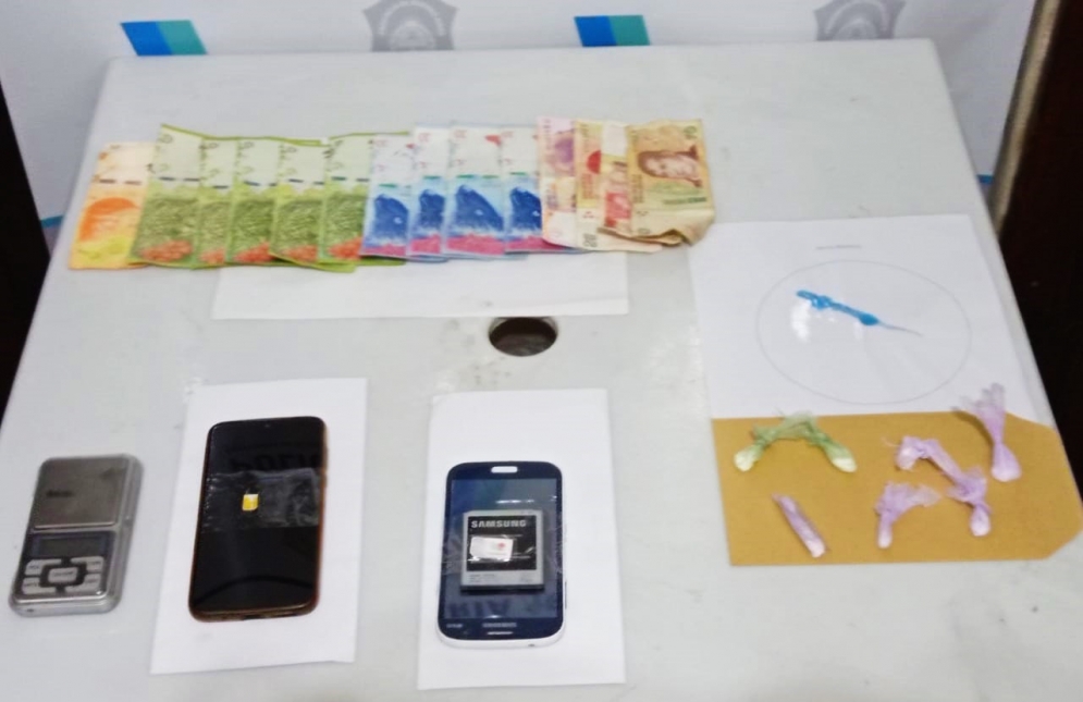 El dinero, los celulares y la droga secuestrada.