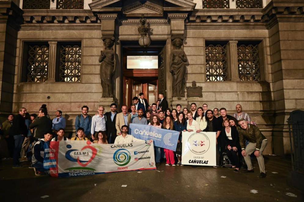 La comitiva de Ca&ntilde;uelas se ubic&oacute; en las gradas de la C&aacute;mara Baja.