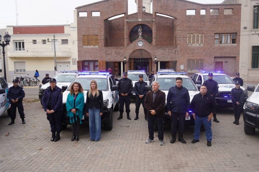 Marisa Fassi junto a las autoridades de seguridad.