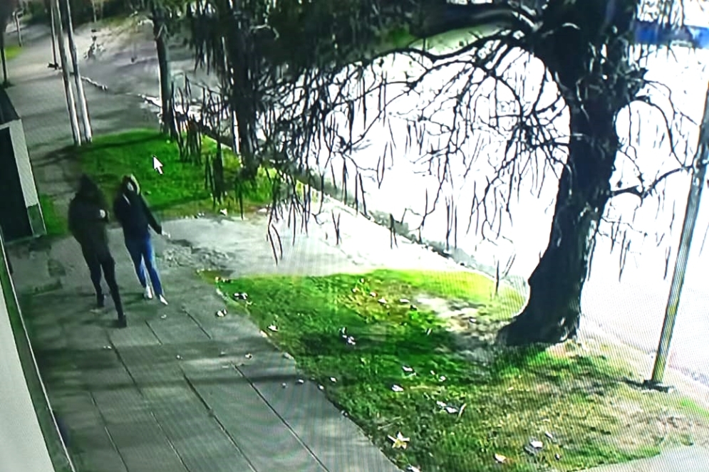 Queman un auto en la calle y las v&iacute;ctimas reconocieron a un ex amigo y su pareja como autores del atentado