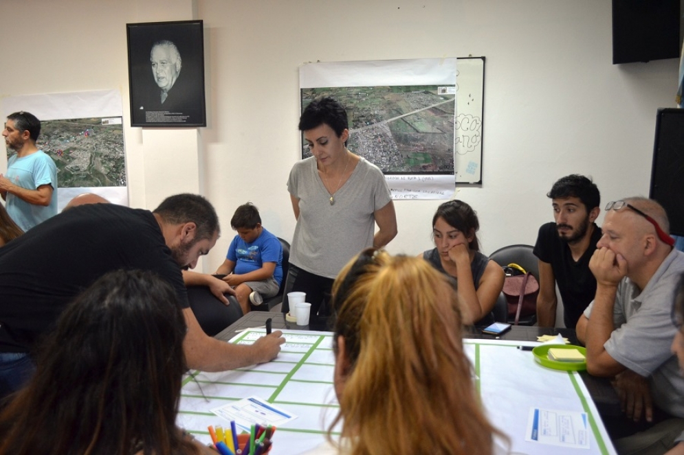 Una de las mesas de trabajo que se instal&oacute; en la sede de Smata. 