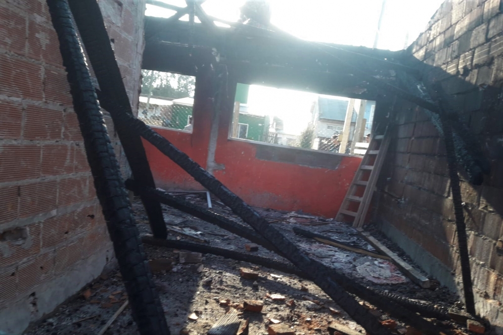 El fuego arruin&oacute; el techo y quem&oacute; todo lo que estaba dentro del hogar.