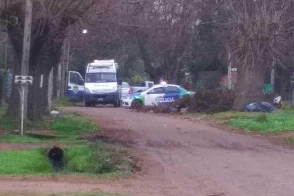 Los m&oacute;viles de la Divisi&oacute;n Drogas en pleno allanamiento.