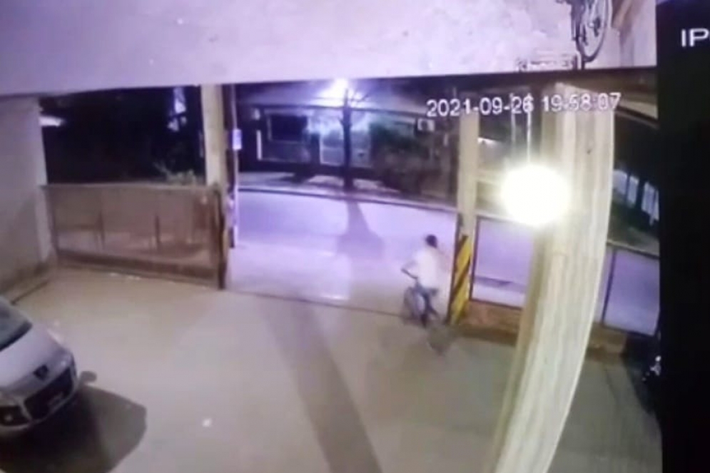 El caco y&eacute;ndose en la playera.