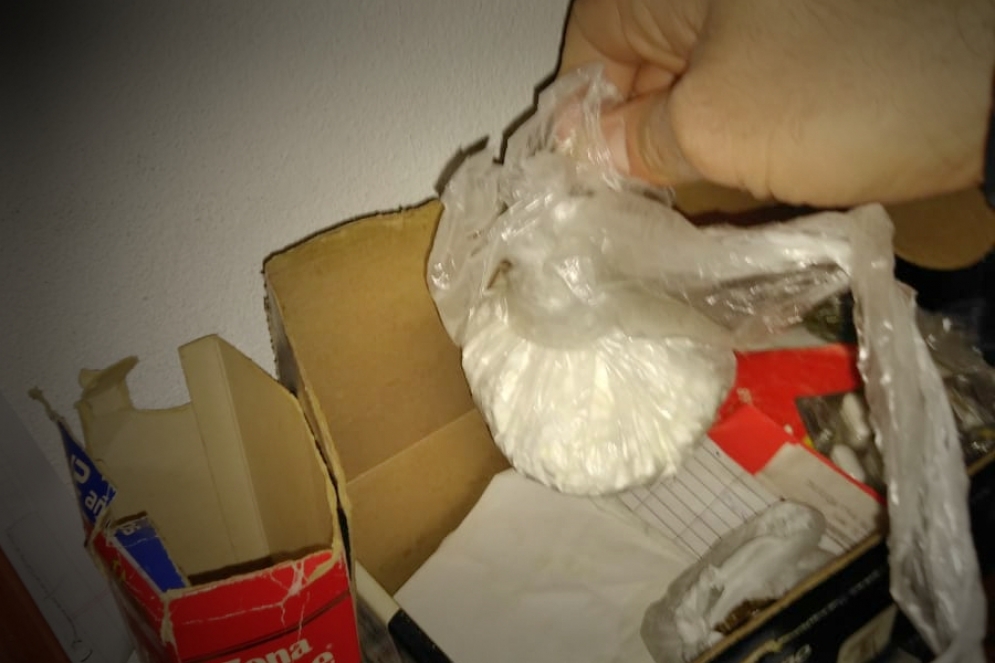La bolsa de "coca" encontrada en una de las viviendas.