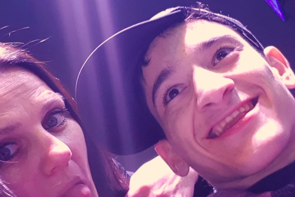 Tom&aacute;s junto a su madre. 