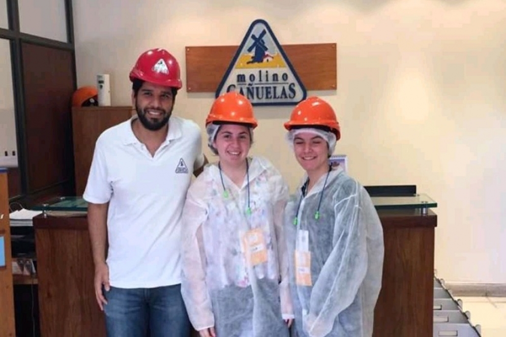 Los jovenes visitaron las instalaciones de la empresa Molino Ca&ntilde;uelas.